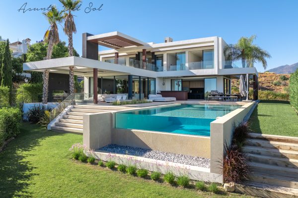 Luxury villa for sale in Los Flamingos Golf Resort with infinity pool