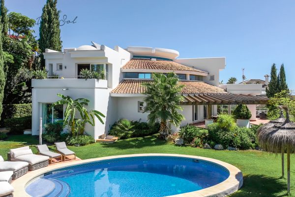 Private swimming pool with sun terrace and landscaped garden, villa in Benahavís